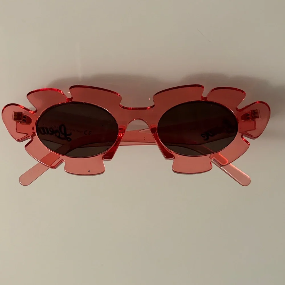 DESIGNER Loewe flower Shades

Pink Color Sold out!

Proof of purchase available - Picture 2 of 4